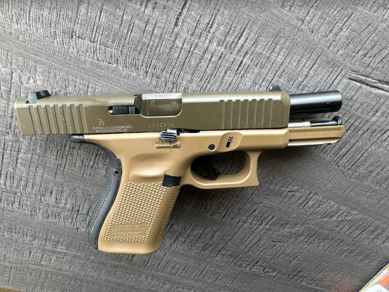 GLOCK 19 Gen5 Pistol with CASE!| 9mm Luger | Desert Tan