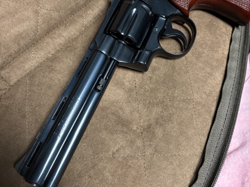 Pristine Mint Condition 1982 colt python collector item drop price from 3000 to 2500 NO TRADING