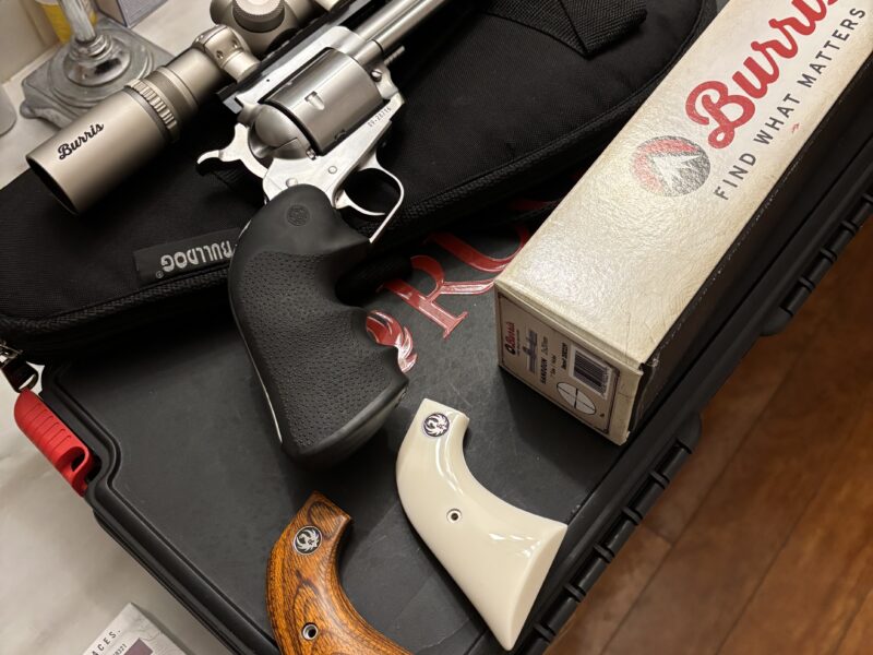 Ruger Super Black Hawk plus Accessories